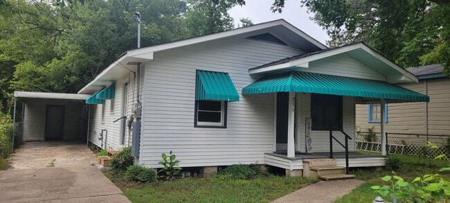 Building Photo - Gorgeous fully remodeled 3 bedroom/1&1/2 bath Cottage.