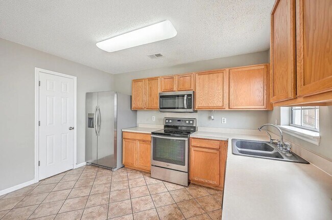 Building Photo - Spacious Living in Goose Creek