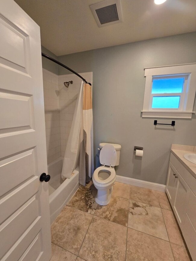 Building Photo - Spacious 5 Bedroom Home in Burlington - Available for Rent