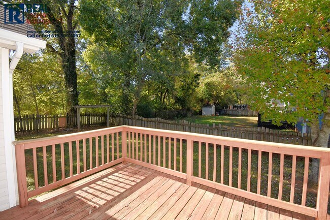 Building Photo - Great brick 3BD home near MTSU, attached 2 car garage & fenced-in back yard!