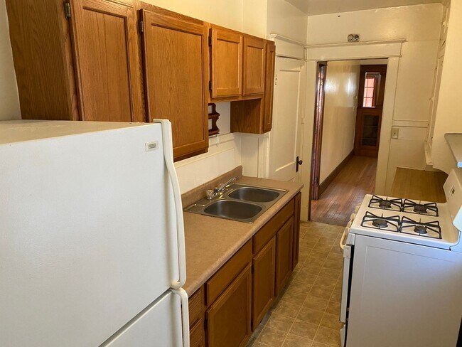 Building Photo - 827-833 Goodhue
