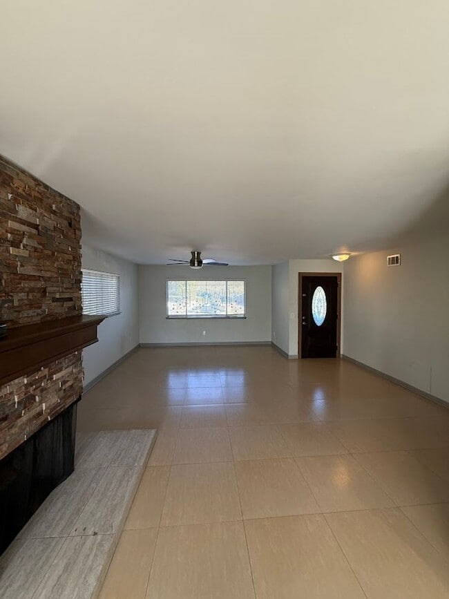 Building Photo - 3 Bedroom 2 Bathroom Granada Hills Home (Main House) Great Location!