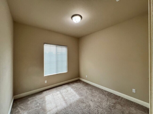 Building Photo - 3 Bedroom 2 bath Fresno home