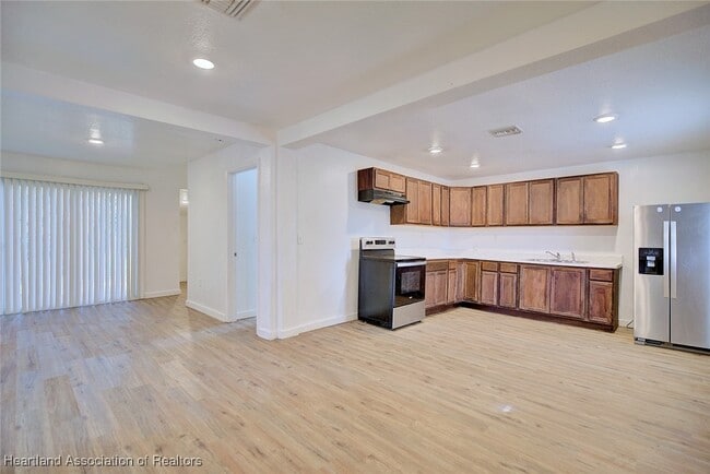 Building Photo - 915 S Waldron Ave