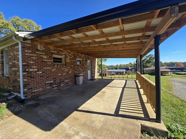 Building Photo - 406 N College St