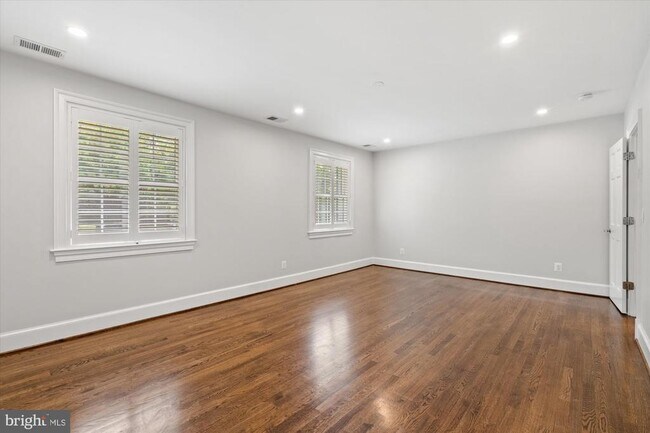 Building Photo - 4905 Dorset Ave