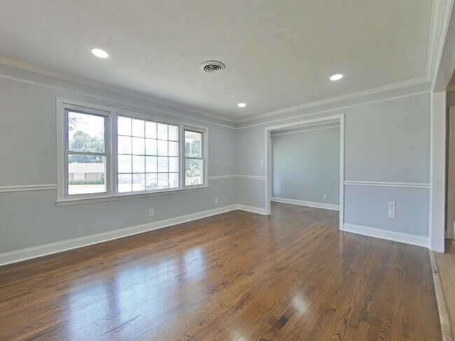 Building Photo - 117 Deerwood Dr