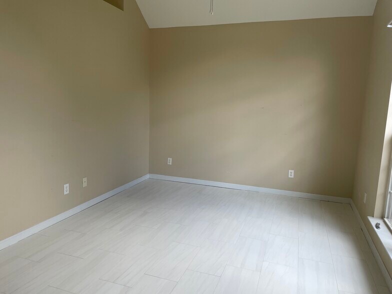 Front bedroom - 145 White Dogwood Ln