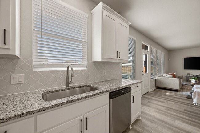 Building Photo - 127 Clearwater Ct