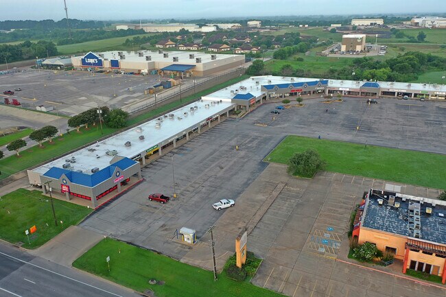 Building Photo - 2662 Hwy 290 W