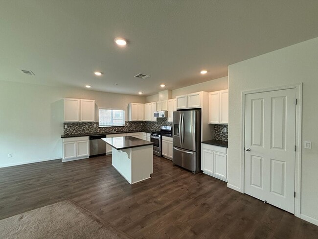 Building Photo - 4-bedroom single story in Manteca!