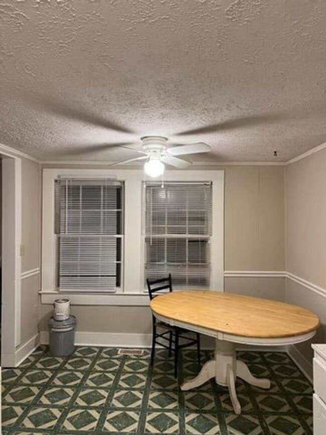Building Photo - Price & Location!