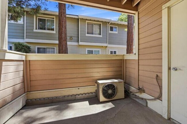 Building Photo - 2695 Somerset Park Cir