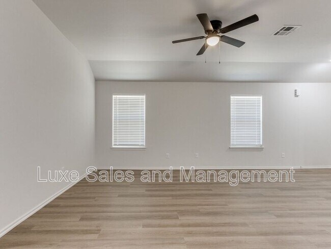 Building Photo - 1543 Pavy Pkwy
