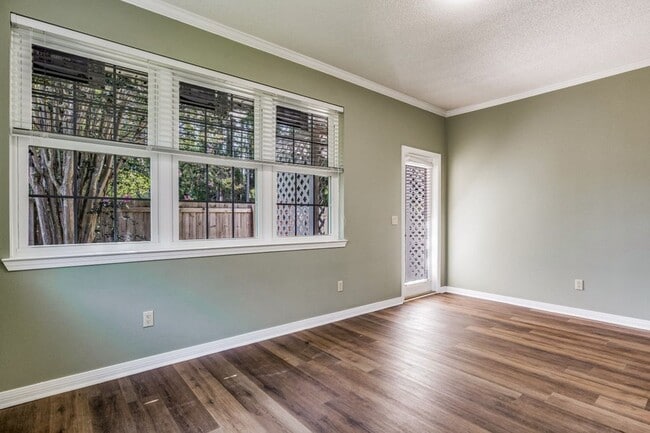 Building Photo - Great Home in the Tiger Point community of Champions Green!