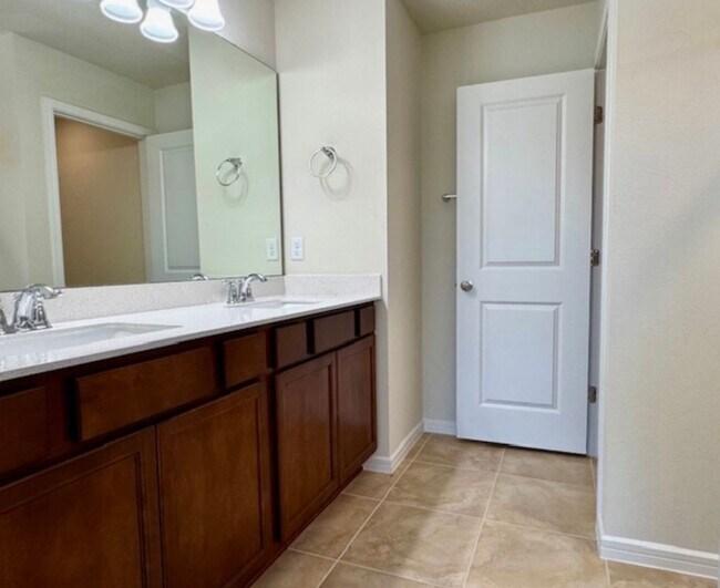 Building Photo - Isles of Lake Nona!! 3 Bedroom 2.5 Bathroom Townhome