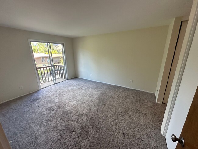 Building Photo - Beautifully Updated 2-Bedroom Unit with On...