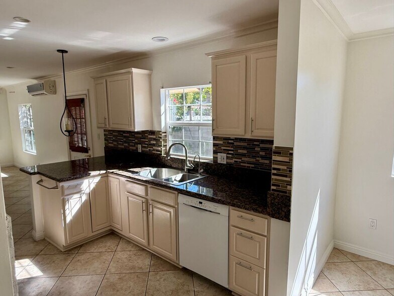 Building Photo - 1838 Glenwood Rd