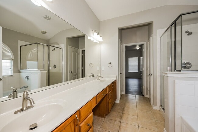 Building Photo - 824 Honey Dew Ln
