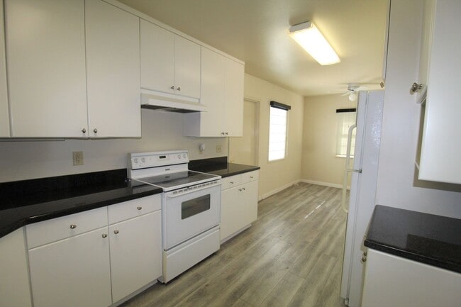Building Photo - Quaint Home in Desirable Midtown Neighborhood!