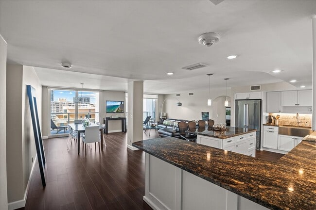 Building Photo - La Mer Condo