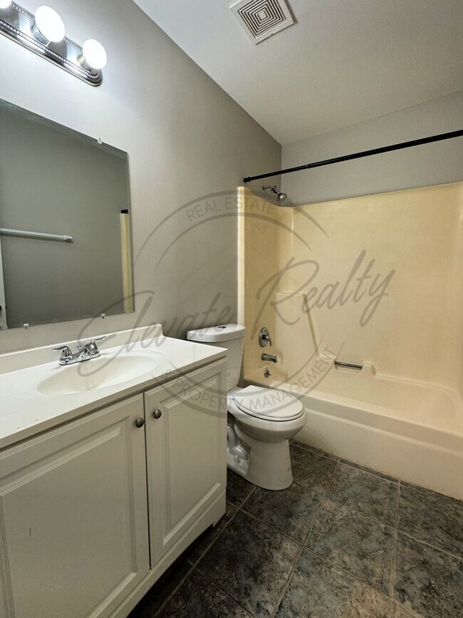 Building Photo - Two-Bedroom Duplex for Rent Near Trinity Hills, Nashville with Washer and Dryer!