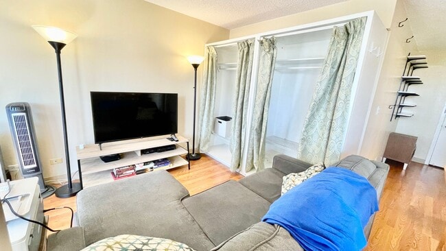 Building Photo - FULLY FURNISHED STUDIO IN KING MANOR! CLOS...