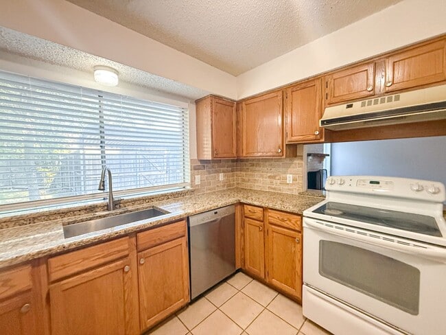 Building Photo - 612-614 Towne House Ln