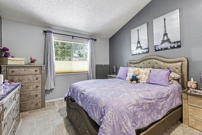 Building Photo - Updated 2 bed 2.5 bath End Unit Townhome in Lochmoor!