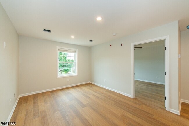 Building Photo - 39 Ledgewood Ave
