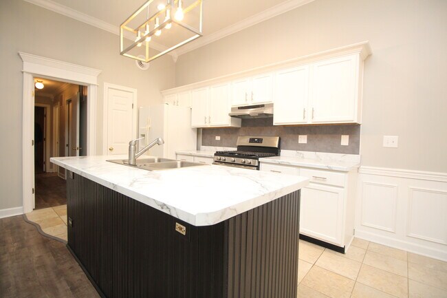 Building Photo - 698 Fieldcrest Dr