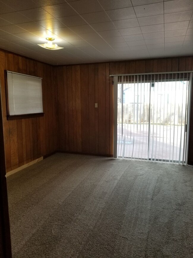 Building Photo - Large 3 br near YVCC