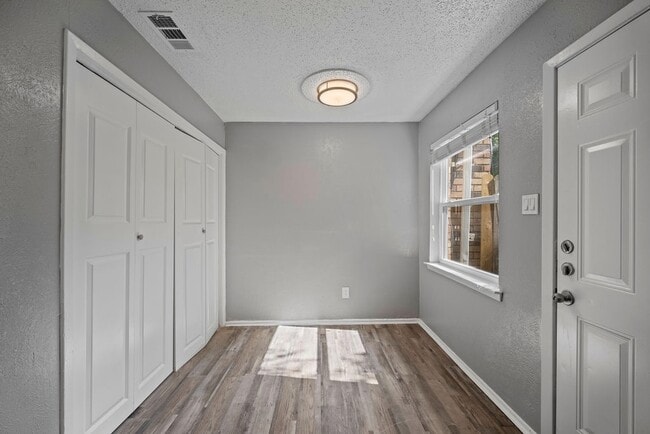 Building Photo - Diamond Villas