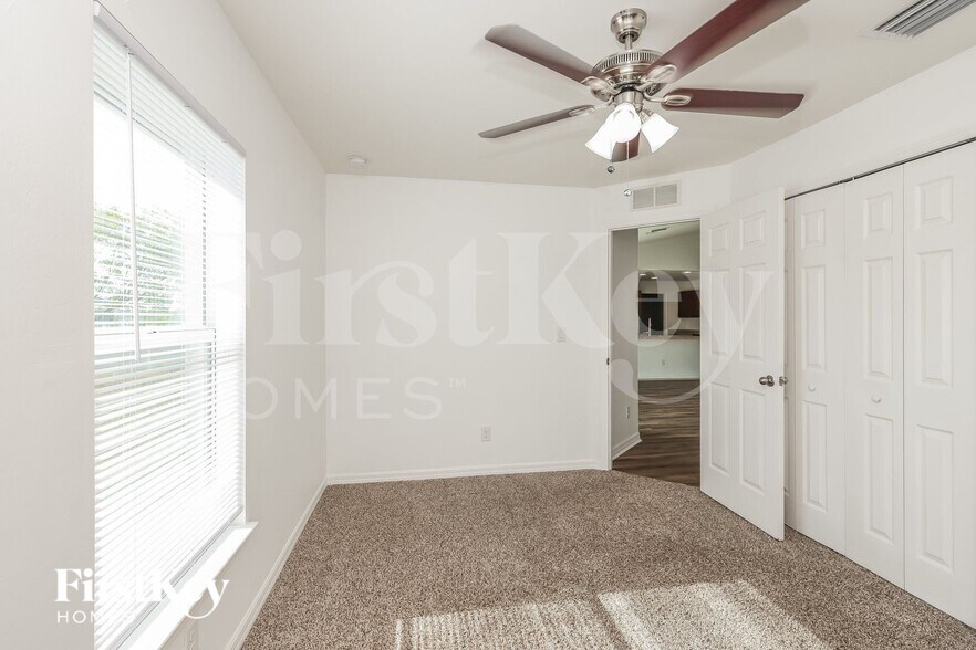 Building Photo - 2423 NW 19th Pl