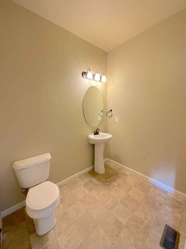 Building Photo - 3 Bedroom Townhome Available Near Dublin B...
