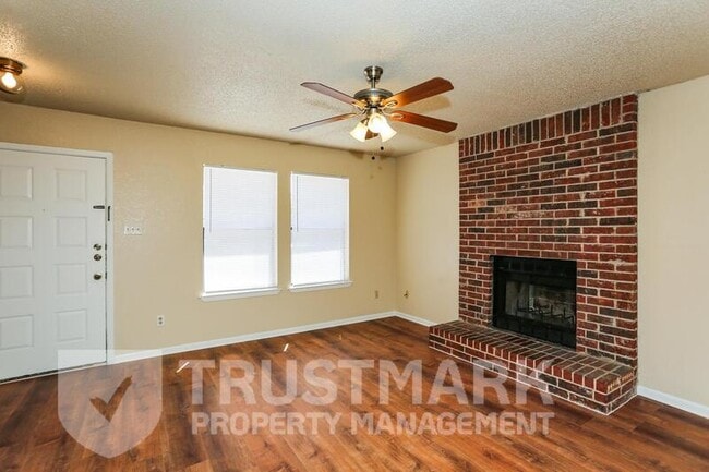 Building Photo - 2701 Bermuda Dr