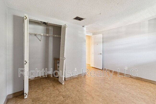 Building Photo - 2430 Tanglewood St