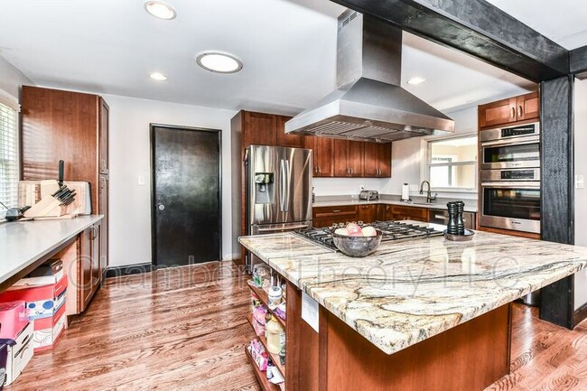 Building Photo - 1328 N Ivanhoe St