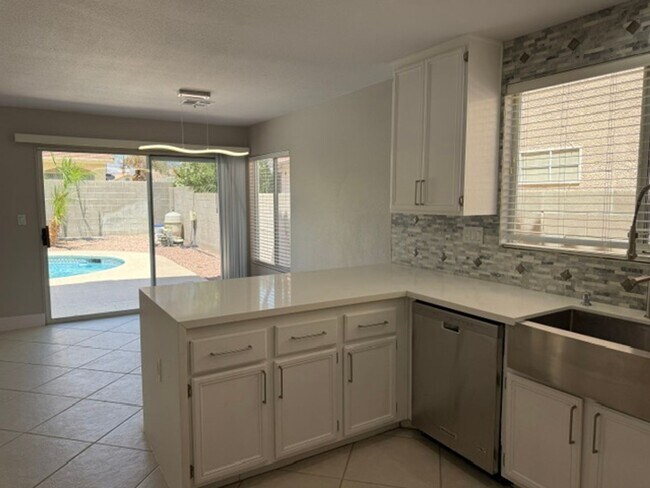 Building Photo - STUNNING & GORGEOUS 4 BED/2.5 BATH POOL HOME IN ELDORADO! *** ONLY $2,599 ***
