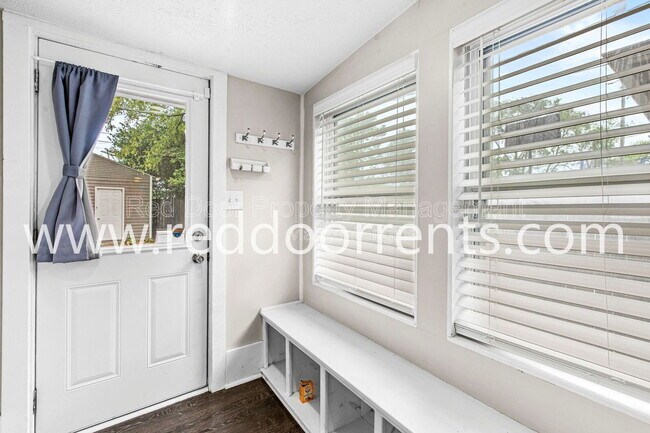 Building Photo - 2028 Hoyt Ave