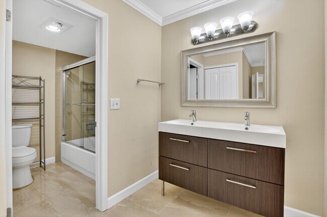 Building Photo - 9268 Vista Del Lago