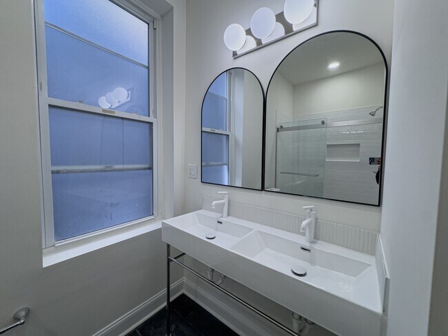 Building Photo - 2039 Green St