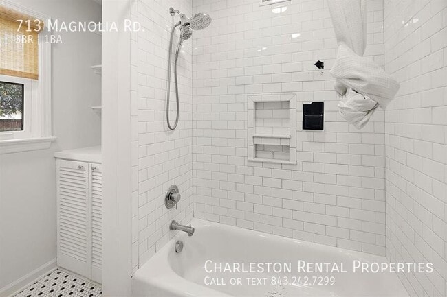 Building Photo - 713 Magnolia Rd