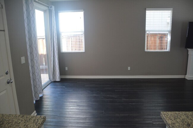 Building Photo - 321 MacArthur Way