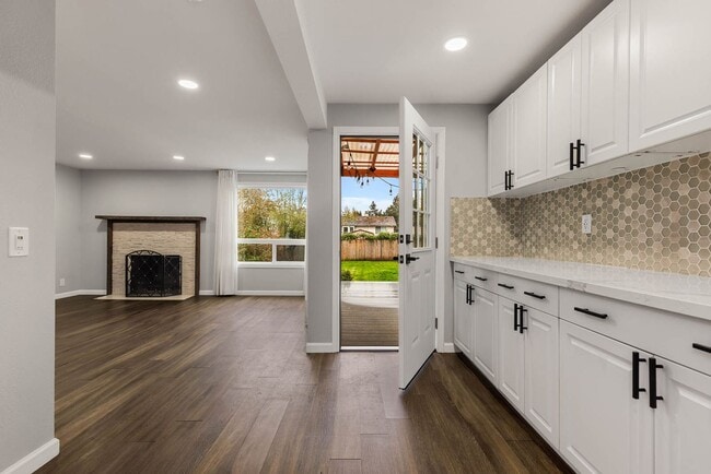 Building Photo - 923 N 100th St