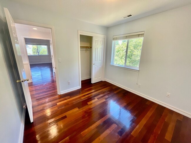 Building Photo - Stylish Bull Mountain Home – 3 Bed, 2.5 Ba...