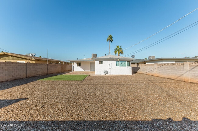 Building Photo - 2025 E Don Carlos