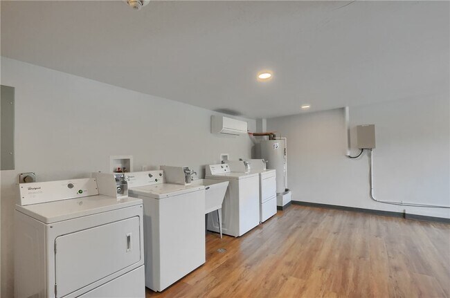 Building Photo - 526 Fallowfield Ave