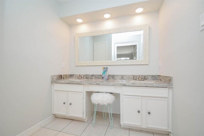 Building Photo - 978 Memorial Village Dr