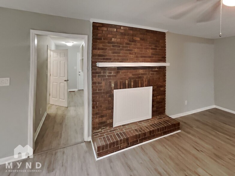 Building Photo - 4620 Hickory Grove Rd